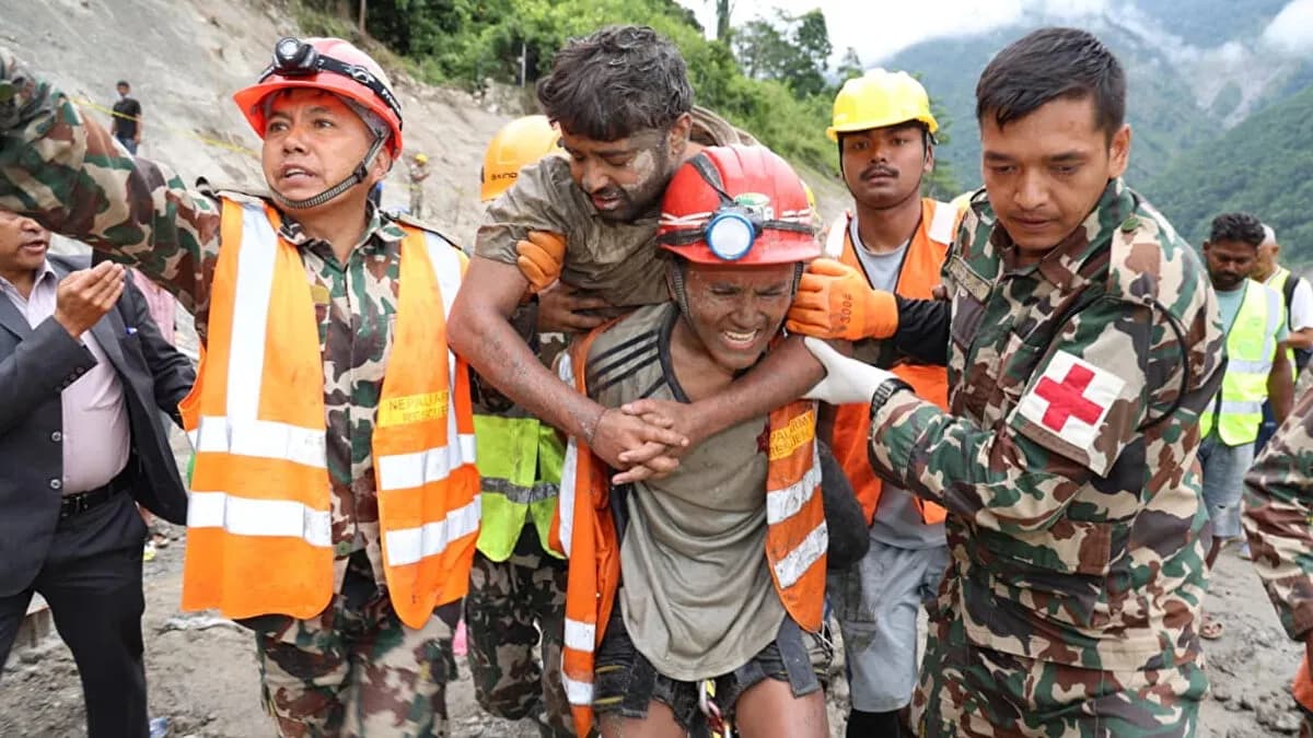 Rescatados dos trabajadores tras nueve días en un túnel en Nepal