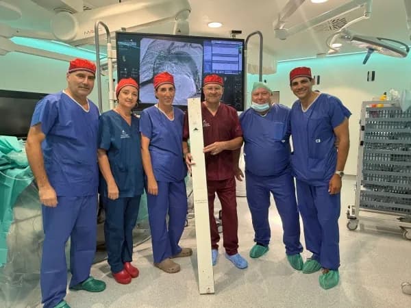Quirónsalud implanta una endoprótesis personalizada en Sevilla