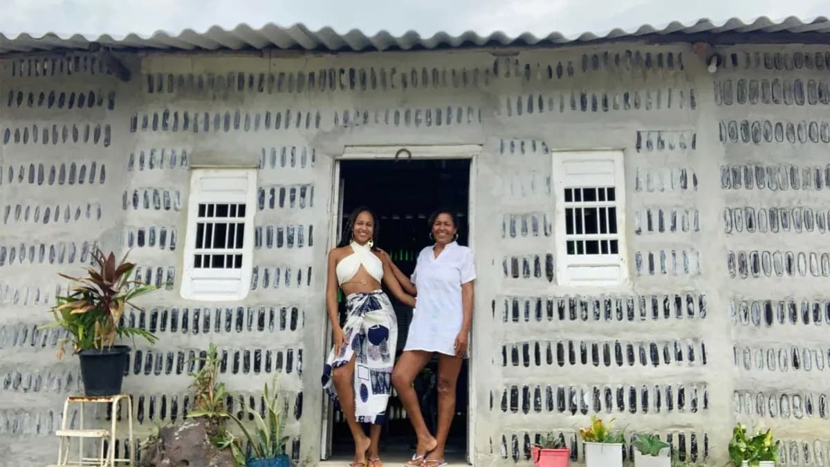 Construcción de la Casa de Sal en Brasil con 8000 botellas de vidrio