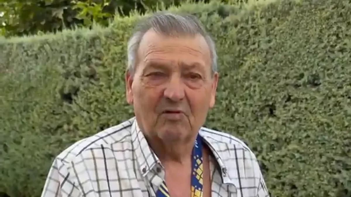 Pedro Porro regala su medalla de campeón a su abuelo Antonio
