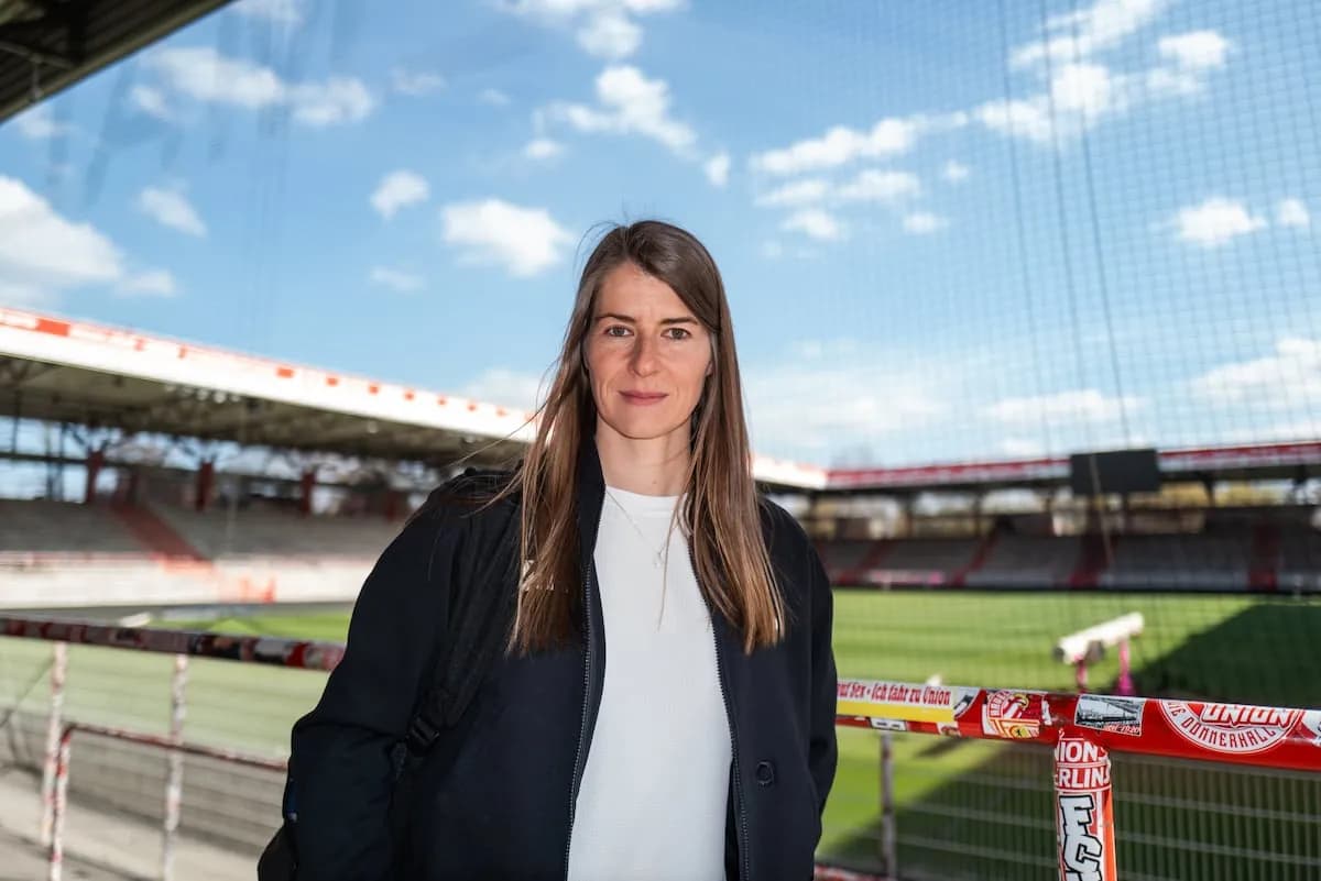 Marie-Louise Eta, primera mujer en dirigir un equipo masculino en la Bundesliga