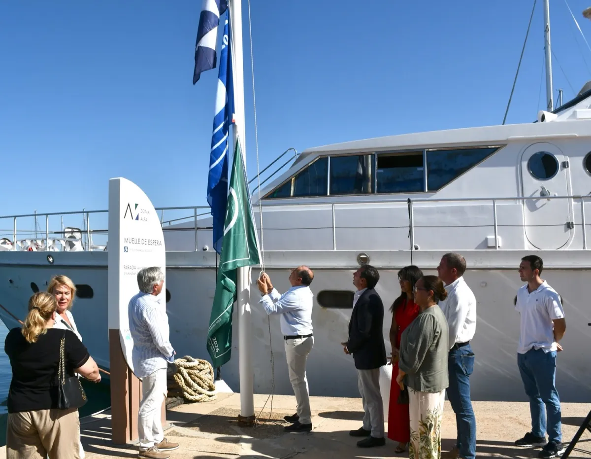 Puerto Sotogrande izó la Bandera Azul y S de Sostenibilidad