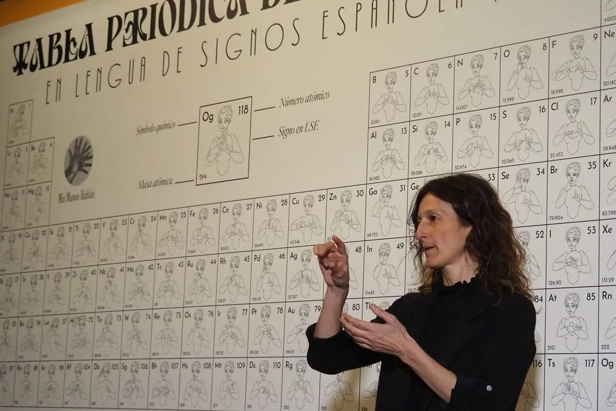Valladolid presenta la primera Tabla Periódica en lengua de signos