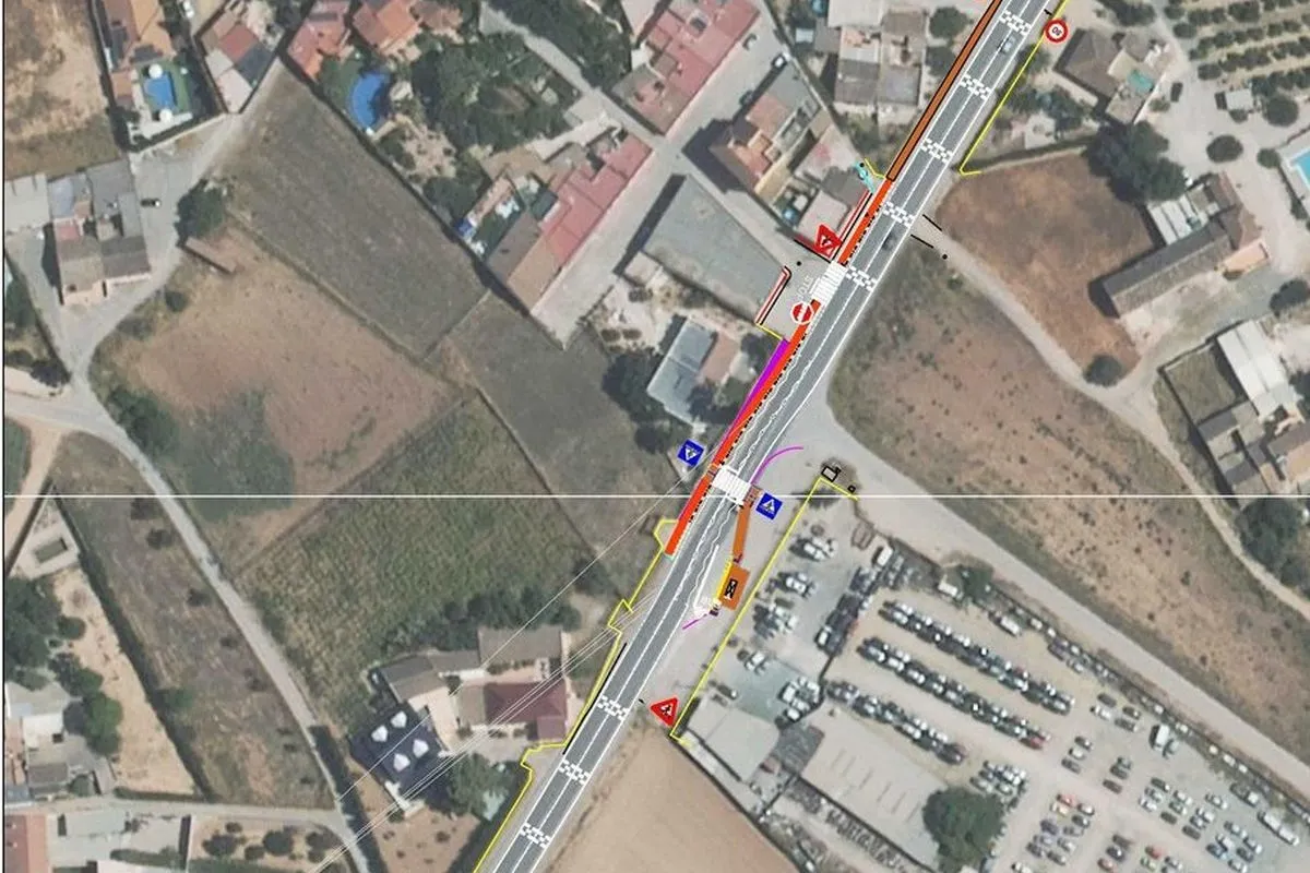 Nueva parada de autobús y camino seguro en Los Salazares