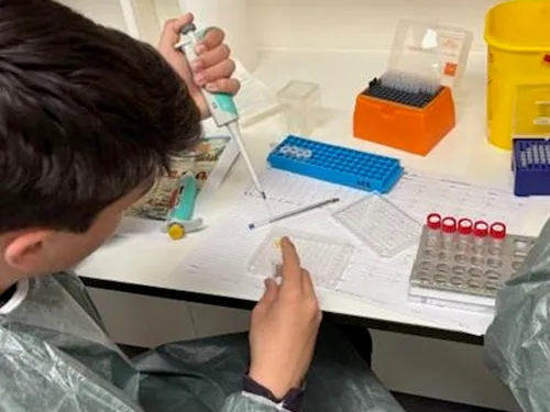 Estudiantes de ESO descubren la ciencia en el ISCIII